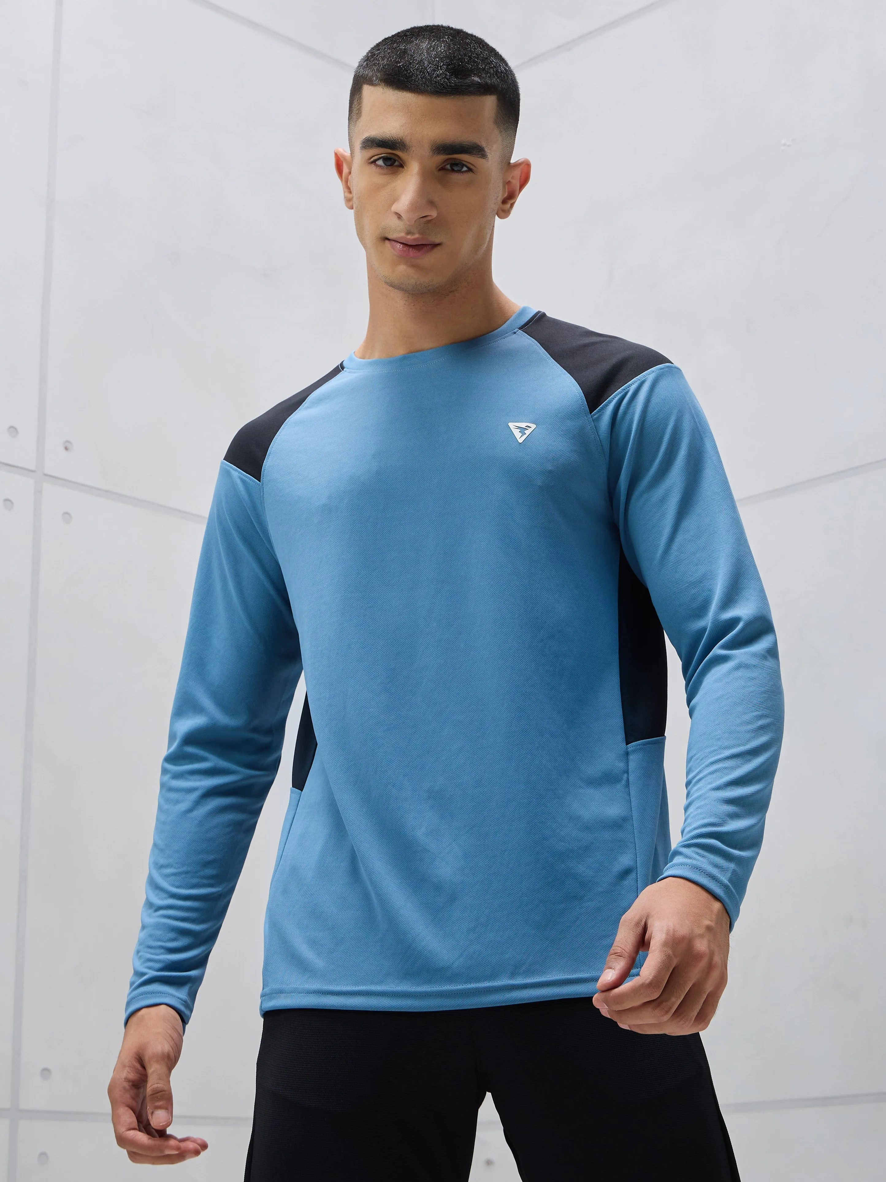 Men Colorblock Slim Fit Crew Neck T-shirt with TECHNO COOL  Travel convenience